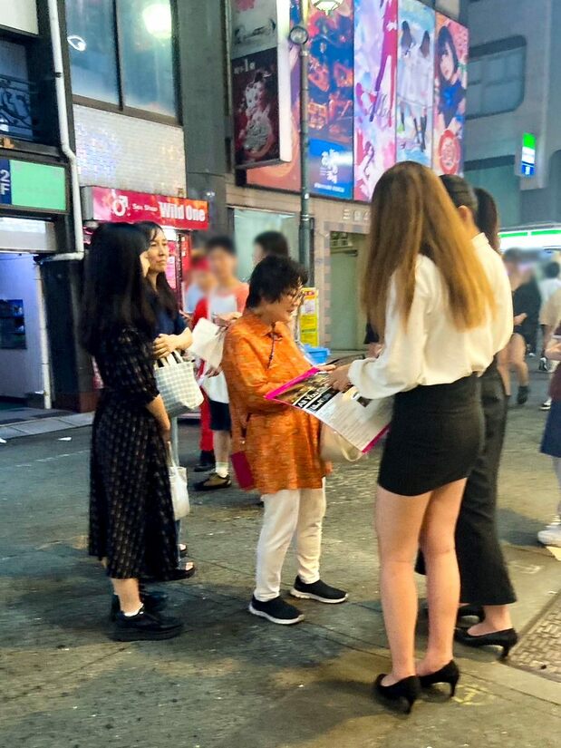 佐藤初美在周末夜间巡逻时与女孩们交谈（图片：“怀孕SOS新宿”）
