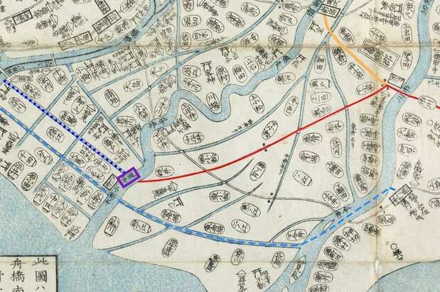 1825（文政8）年作成の『東都近郊図』（国会図書館蔵）を、両国辺りから市川村まで切り抜いた。逆井の渡しからの佐倉街道を赤、新宿からの佐倉街道をオレンジ、竪川を紺色の点線、行徳船航路を水色の波線で引いた。緑で囲んだ「逆井」が逆井の船渡しで、西小松川村は逆井村の南の仲台院辺りまで広がっていた