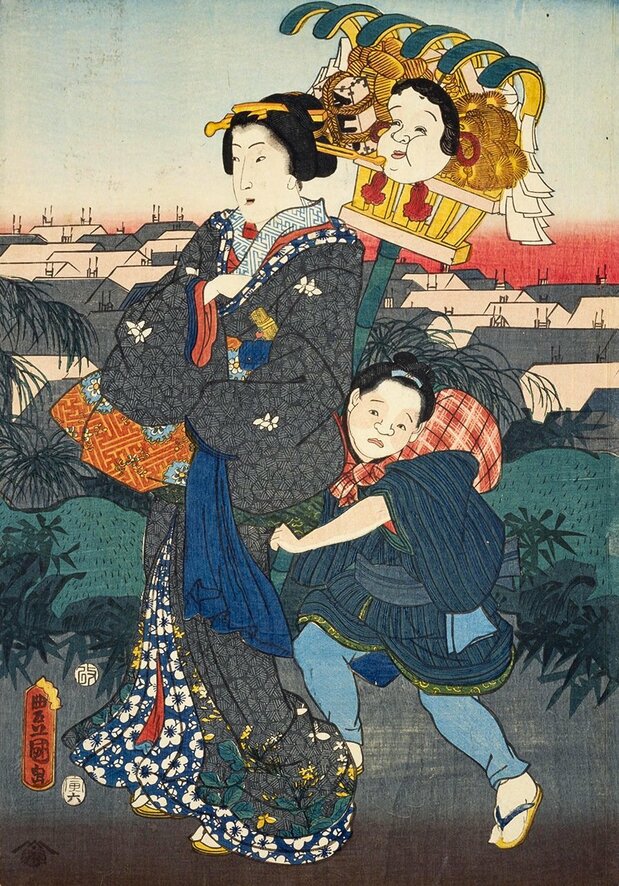 Una comerciante y su aprendiz regresan juntos del mercado Tori no Ichi en Los 12 meses del año: el mercado de shimotsuki, una obra de Utagawa Toyokuni que data de 1854 y es propiedad de la Biblioteca Nacional de la Dieta. El aprendiz carga con un rastrillo de la buena suerte kumade.