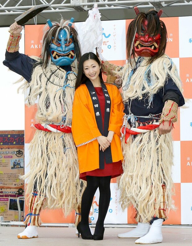 「秋田まるごと市 in 東京ソラマチ」(東京スカイツリータウン)のオープニングセレモニーで、なまはげとポーズを取る壇蜜さん=時事通信