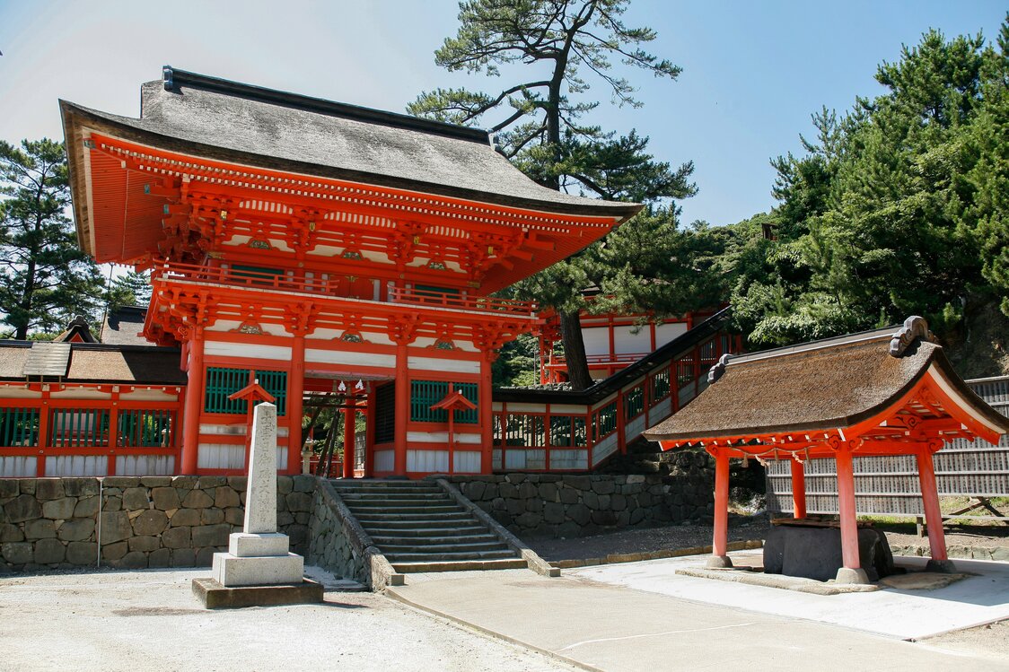 The two-storied gate of Hishizumi-no-miya, the “sunset shrine.” Attached to the Hinomisaki Shrine, it is considered the protector of the night. (Courtesy Shimane Prefectural Tourism Federation)