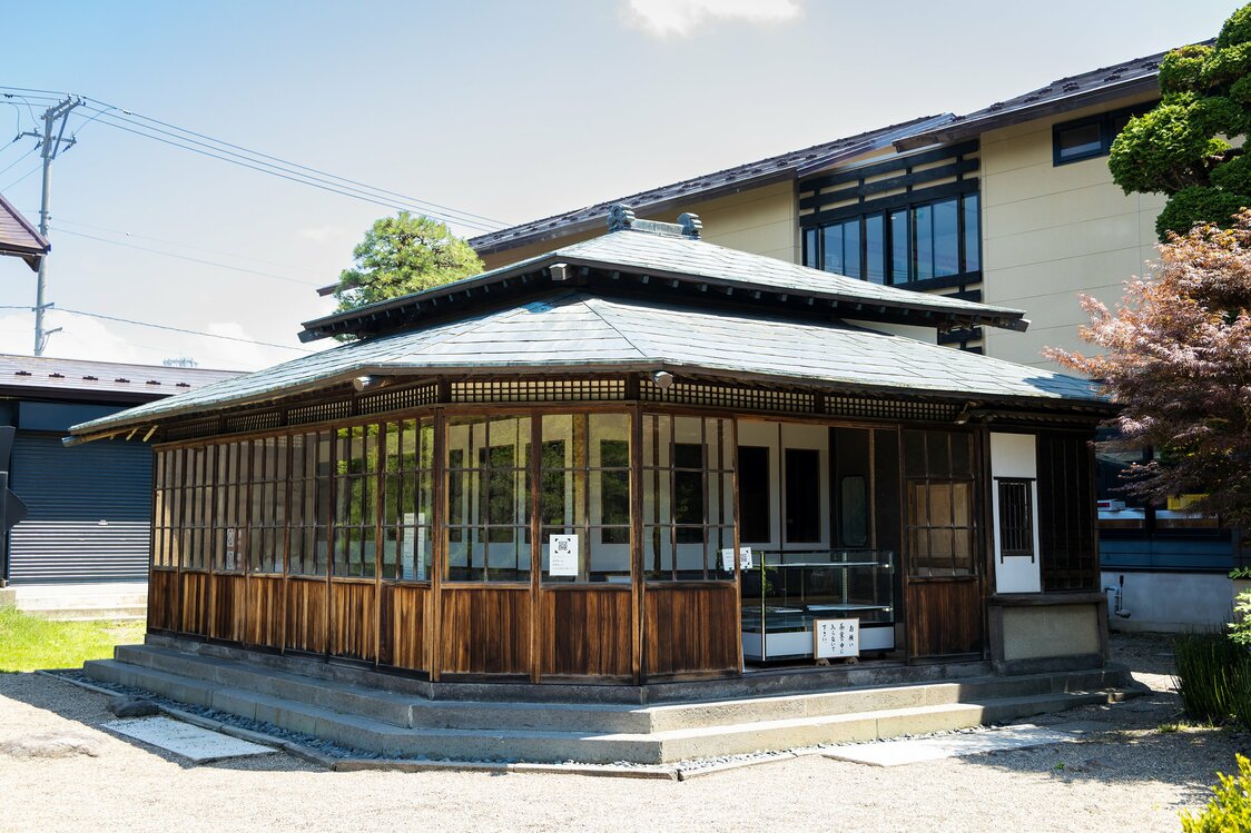 庭園内にある弘前市指定文化財の茶室「揚亀庵」