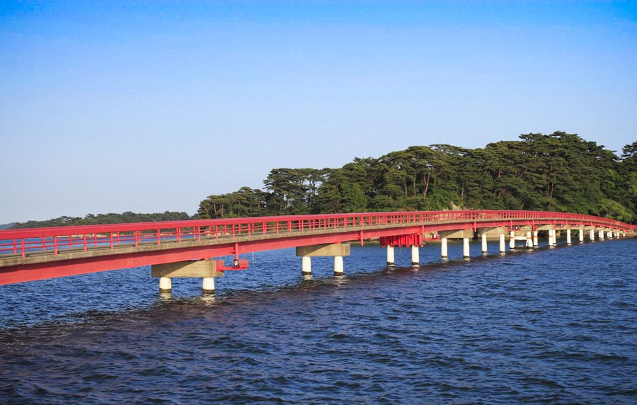 真っ赤な橋と紺碧（こんぺき）の海、緑豊かな自然のコントラストは福浦島ならでは　写真提供：松島観光協会
