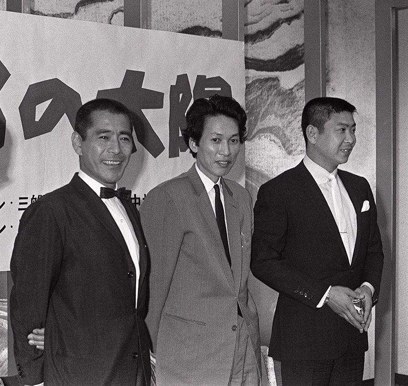 映画「黒部の太陽」の制作発表の会見に臨む三船敏郎さん（左端）。右端は石原裕次郎さん、中央は熊井啓監督＝1967年5月9日、東京・港区のホテルオークラ（時事）