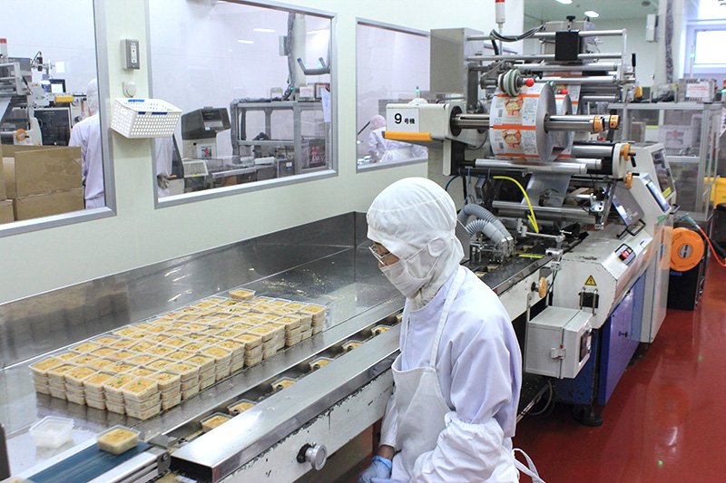 Процесс сублимационной сушки завершен, готовая продукция упаковывается.