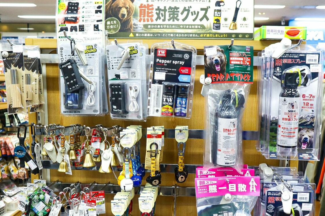 مجموعة من منتجات طرد الدببة في متجر ساكاييا سبورتس (© Nippon.com)