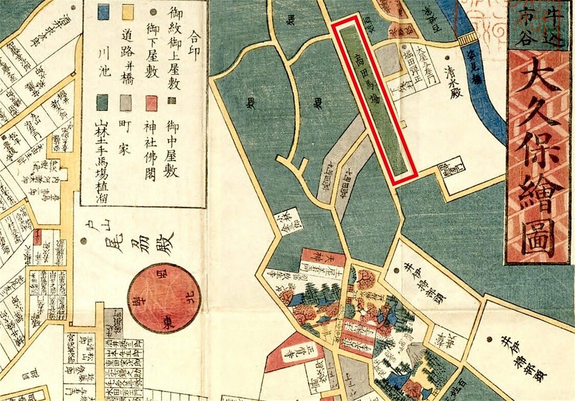 « Carte découpée d’Edo : plan d’Ôkubo » (édition de 1849–1862). La zone en forme de bande verticale encadrée en rouge correspond à Takadanobaba. (Collection de la Bibliothèque nationale de la Diète)