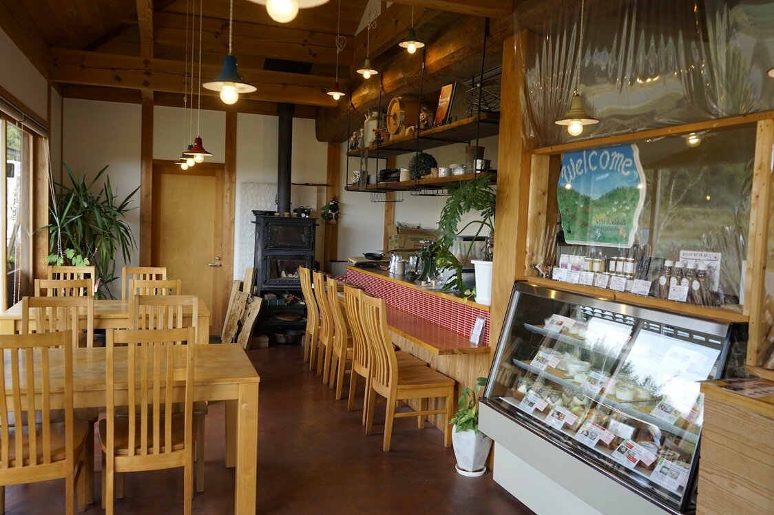 チーズ工房に併設された「三良坂フロマージュ」のカフェ兼ショップ。チーズやヤギ乳ソフトクリームを求めてツーリストがやってくる　写真：浮田泰幸