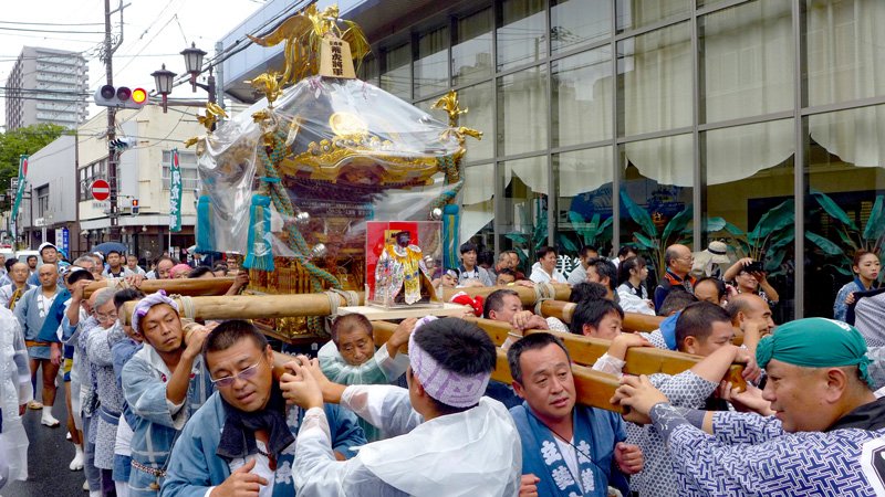 在水戸市内乘上神轎遊行的飛虎將軍。杉浦茂峰氏為臺灣人所崇敬，尊為神明，當地稱「飛虎將軍」（撮影、提供：片倉佳史）