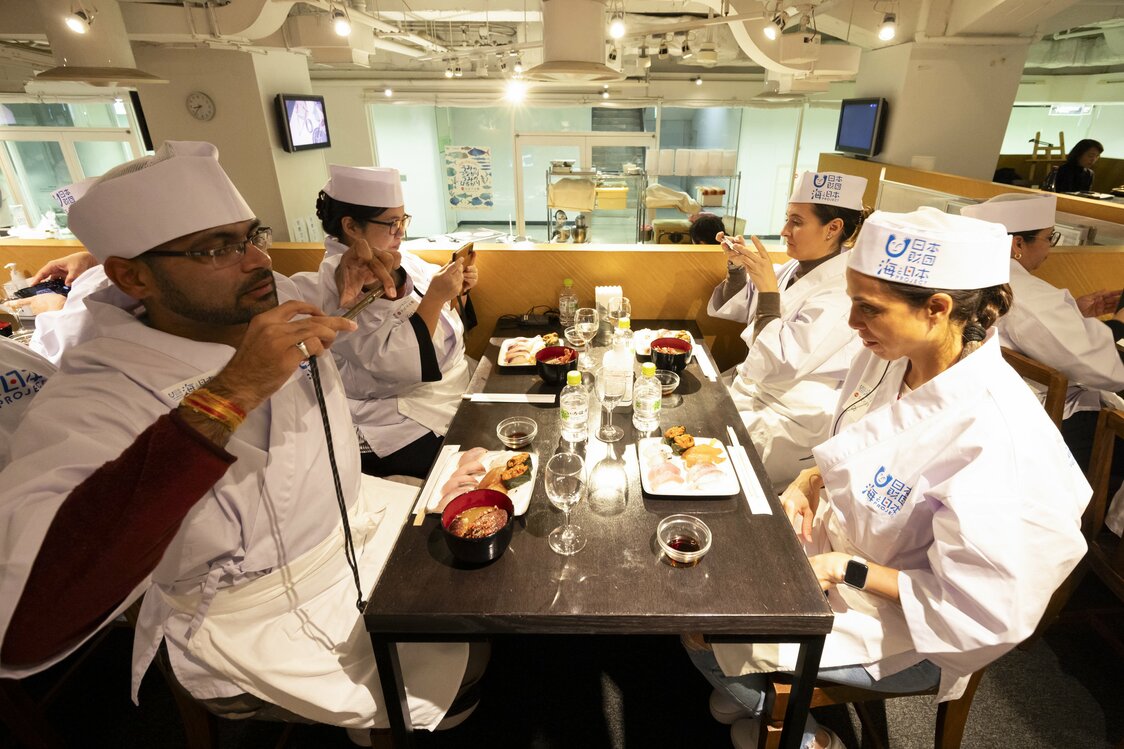 自分でにぎったすしを記念撮影してから、試食タイムへ