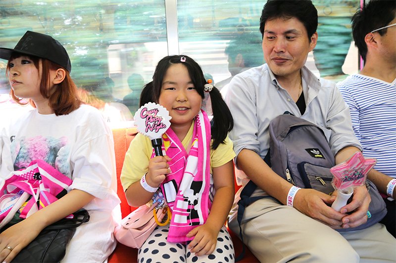 En el centro, Ichikawa Rin, estudiante de cuarto curso de primaria, acompañada de su padre, Naokatsu. Ambos son seguidores de Kyari Pamyu Pamyu.