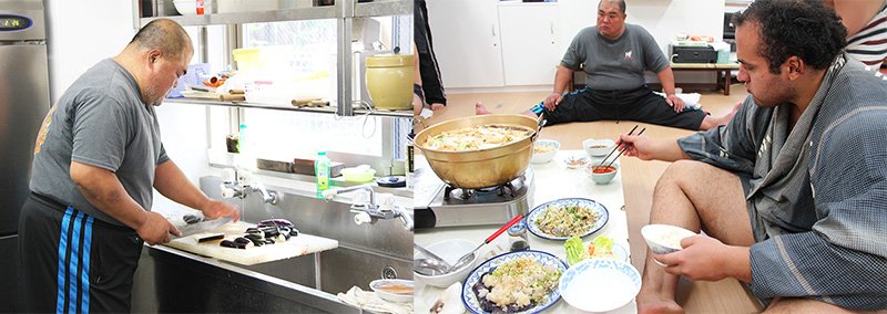 El chanko (un estofado que los luchadores de sumo ingieren en grandes cantidades) de Ōtake-beya se prepara siguiendo la opinión del ex luchador Yūhō (izq.). El término chanko también se aplica a la cocina casera que preparan los luchadores. A Ōsunaarashi le encanta el chanko que lleva carne de pollo (dcha.).