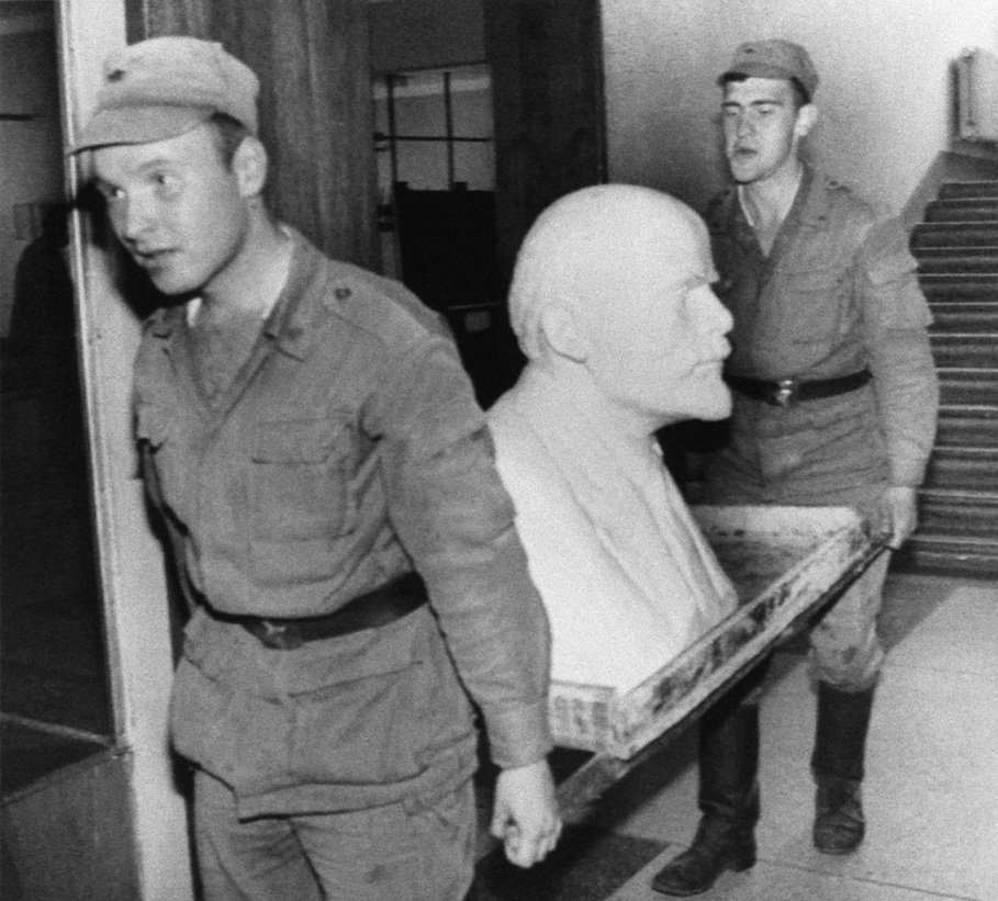 モスクワのソ連軍学校内にある共産党支部からレーニンの胸像を運び出す兵士（1991年08月25日 ）　ロイター＝共同