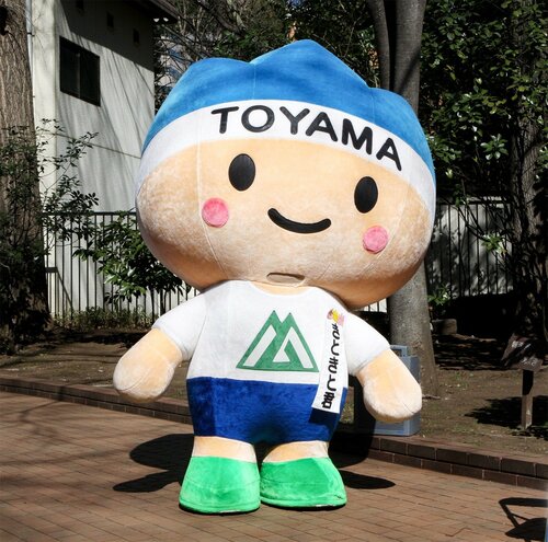 Kitokito-kun is the official mascot for Toyama, taking his name from kito kito, a term in the local dialect that can mean either “fresh” or “lively.” His hairstyle represents the Tateyama mountain range. (© Jiji)