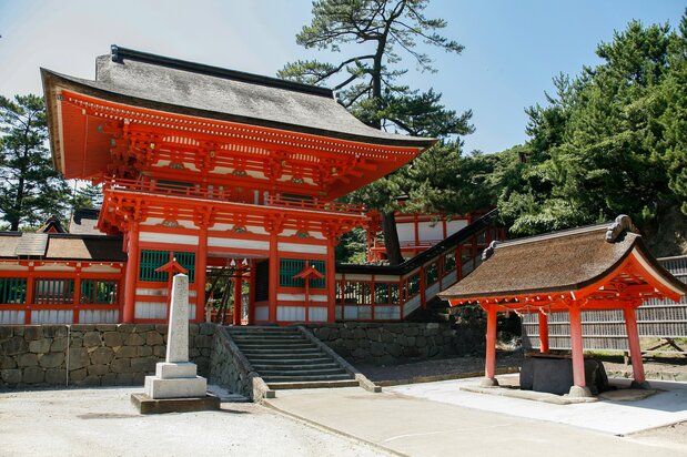 Le sanctuaire de Hinomisaki est divisé en deux parties. Ici, on voit l’entrée à Hishimizu-no-miya, dédié à la déesse du soleil Amaterasu. Ce sanctuaire a pour rôle de protéger le Japon pendant la nuit. (Avec l’aimable autorisation de l’office de tourisme de la préfecture de Shimane)