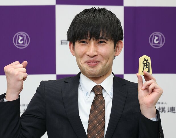 2008年に奨励会を不合格となり、アマチュアを経て棋士編入試験に合格。29歳で晴れてプロ棋士となった小山怜央四段（2023年2月13日、大阪市・関西将棋会館）時事