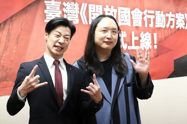 2021年3月9日、立法院のホームページで「開放国会行動方案」(開かれた国会を目指す行動方案)が正式にローンチした。本方案の世話人を務めるフレディ・リム氏(左)とオードリー・タン氏(右)