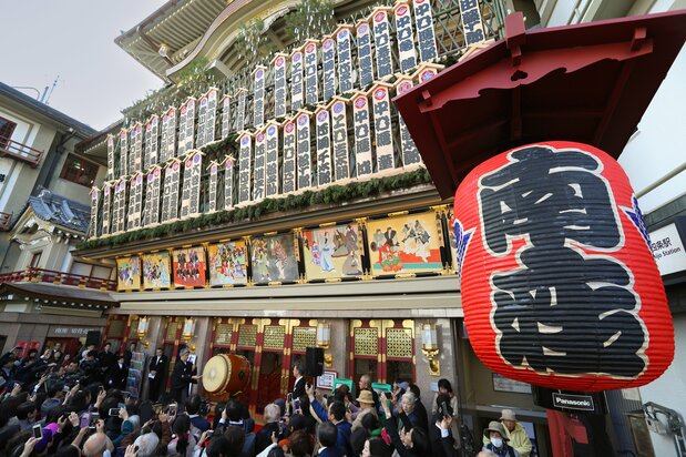2018年の吉例顔見世興行初日の南座。役者名を描いた「まねき看板」には白鸚・幸四郎・染五郎のほか、そうそうたる顔ぶれが並ぶ 写真:時事