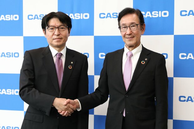 2月27日の記者発表会にて、右が社長に昇格した増田氏。左が前社長で会長となった樫尾和宏氏で、樫尾4兄弟の三男で前会長・和雄氏の長男 写真提供:カシオ計算機