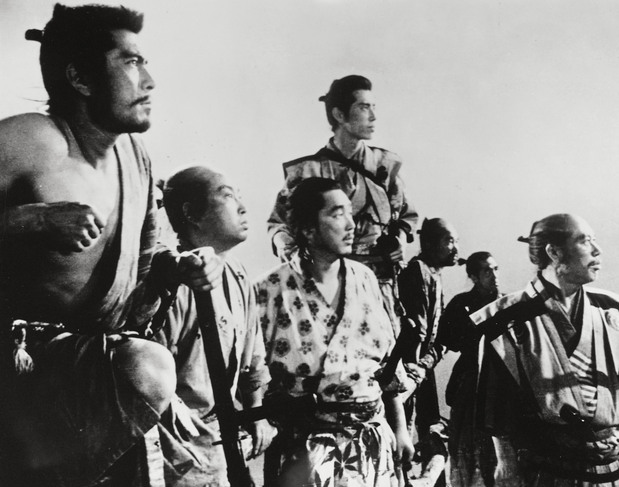 《七武士》的一幕。三船敏郎(左一)和志村乔(右一)(图片:共同社)