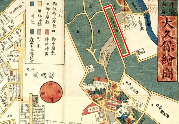 « Carte découpée d’Edo : plan d’Ôkubo » (édition de 1849–1862). La zone en forme de bande verticale encadrée en rouge correspond à Takadanobaba. (Collection de la Bibliothèque nationale de la Diète)