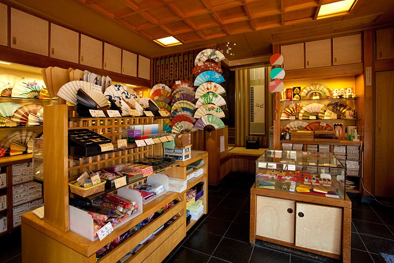 荒井文扇堂 住所／雷門店：東京都台東区浅草1-20-2 TEL／03-3841-0088 営業時間／10：30～18：00 定休日／毎月20日過ぎの月曜・1点からオーダーメイド可能 英語の解説／なし 価格／「持扇」1100円~（手描きは女性用8200円~、男性用8900円~）