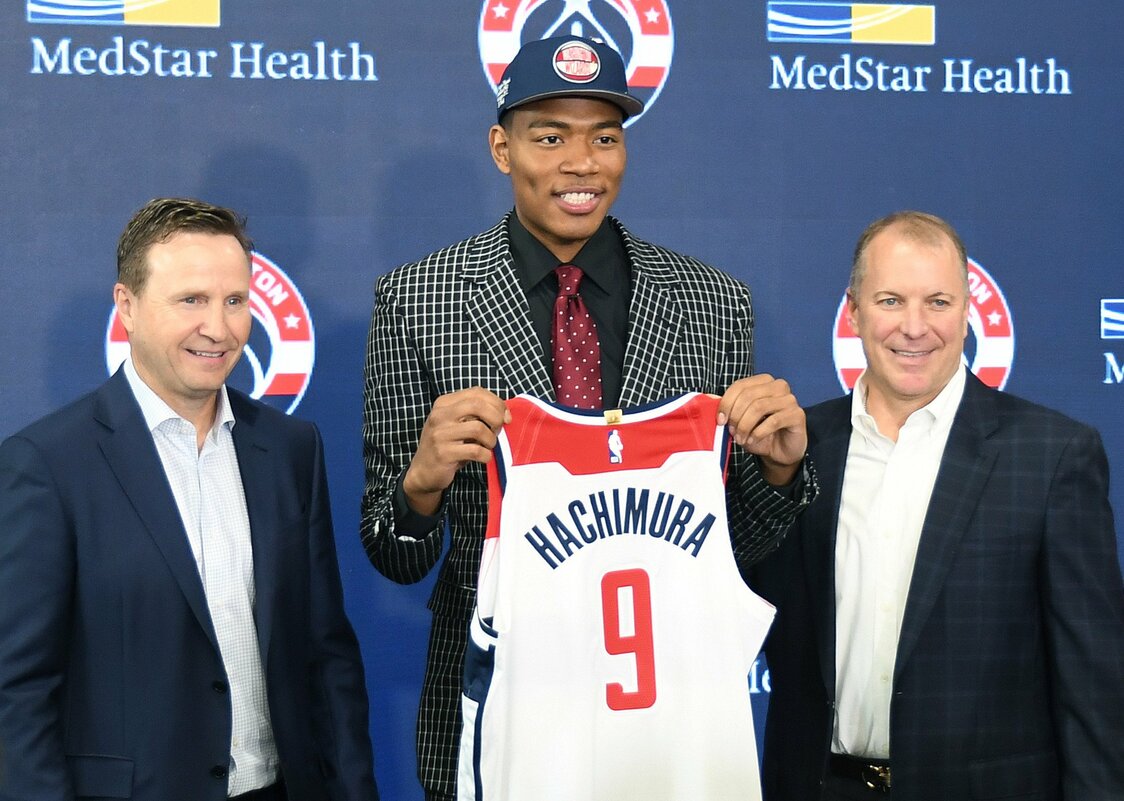 Hachimura Rui holds a Washington Wizards uniform in Washington on June 21, 2019, the day after the NBA draft. (© Jiji)