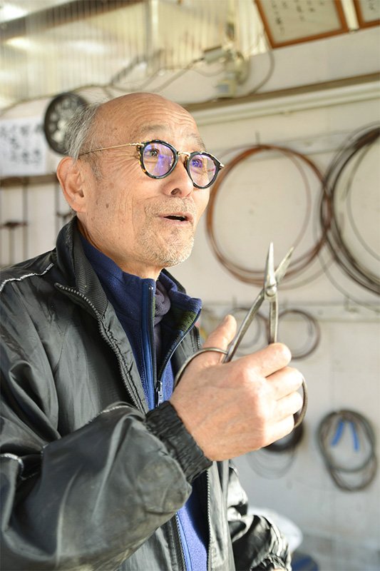 Kawabe manda hacer sus tijeras a la medida a un artesano de Tsubame-Sanjō. (Fotografía: Sawano Shin’ichirō)