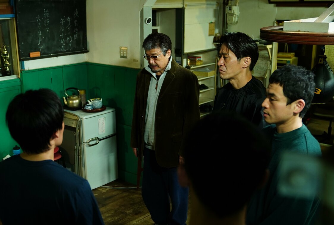 会長が父から受け継いだボクシングジムに存続の危機が迫る。右端が本物のボクシングトレーナーでもある松浦慎一郎　©2022 映画「ケイコ 目を澄ませて」製作委員会／COMME DES CINÉMAS
