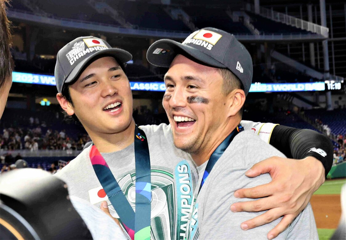 投打にわたる活躍で大会MVPに選出された大谷（左）と、献身的なプレーで日本でも大人気となったヌートバー（2023年3月21日、フロリダ・ローンデポパーク） 時事