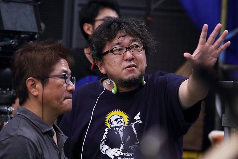 Le réalisateur Higuchi Shinji (à droite) pendant une prise de vue de l’Attaque des Titans. D’après lui, « Le tournage du film sur l’île de Gunkanjima a été une réussite ». (Photo : 2015 Attack on Titan Movie Production Committee © Isayama Hajime / Kodansha)