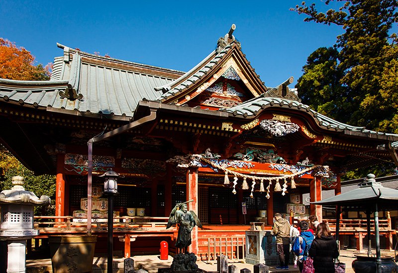 五彩斑斓的御本社，出自修复日光东照宫的神社木匠之手。因其神社风格的外观设计，时而会看到不知如何礼拜是好的游客。对此，坂本先生说道：“高尾山是神佛合一之地，所以我觉得击掌（拜神）也无妨。”