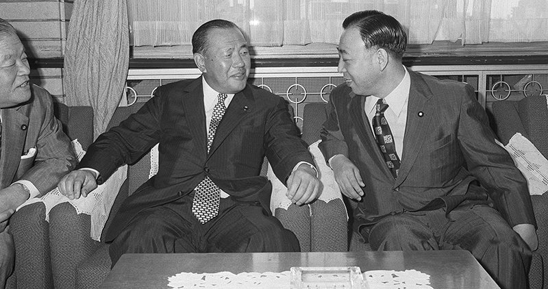 1972年8月, 结束访华回国的公明党委员长竹入义胜（右）,与时任首相田中角荣（中间）会谈。左边是时任外相大平正芳。摄于东京首相官邸（时事通讯社）