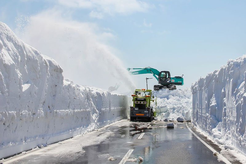Trabajos de remoción de nieve con quitanieves rotatorio y excavadora hidráulica. Fotografía por cortesía de la Asociación de Turismo de Shiretoko Shari-chō