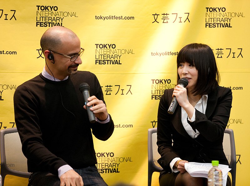 Díaz charla con Wataya Risa, ganadora del Premio Akutagawa.