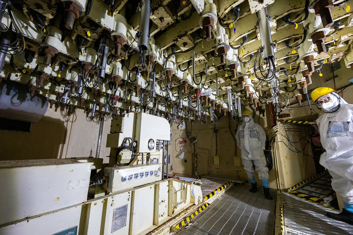 5号機の圧力容器の真下の部分にある機器メンテナンスのための作業スペース。上部には制御棒の駆動装置などの機器がぶら下がっている