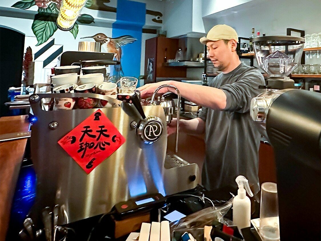 「RUFOUS」でコーヒーを入れる店主の楊博智さん