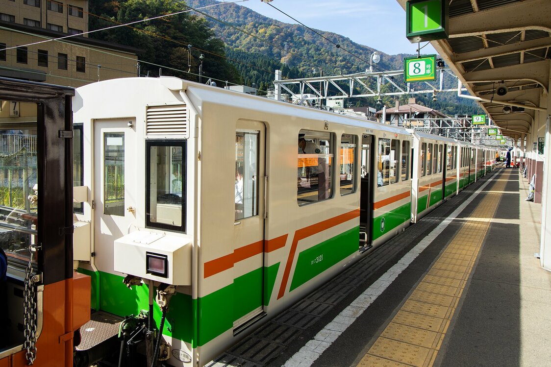 No tienen que preocuparse por el frío, ya que el ferrocarril cuenta con coches techados en los que podrán disfrutar de un viaje más cómodo en asientos con respaldo bidireccional.
