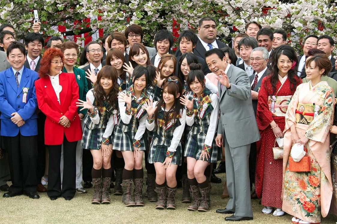 Les 48 membres des AKB48, invitées à une contemplation des cerisiers en fleurs, parrainée par le Premier ministre de l’époque, Asô Tarô, le 18 avril 2009, au parc Shinjuku Gyoen à Tokyo (Jiji Press).