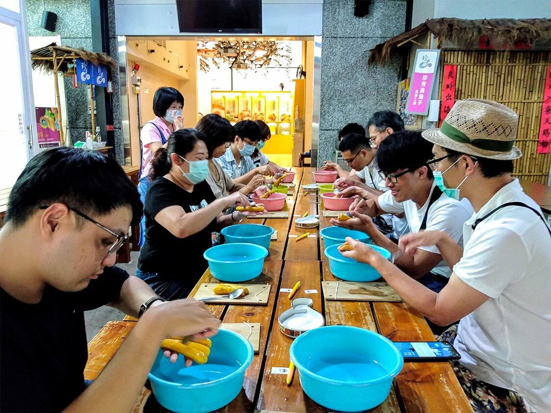 日本語、中国語クラスの教師、学生と高雄の「珍芳烏魚子見學工廠」にてカラスミ作りを体験。（2020年6月）