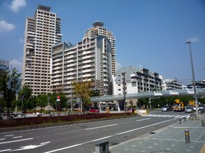 Vue des immeubles d’habitation qui bordent la nouvelle zone résidentielle qui s’est développée autour du port de Kobe après le séisme de 1995.