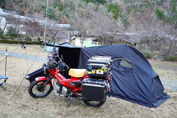 バリエーションモデルの「CT125・ハンターカブ」。日本の125ccクラスで最も売れているバイクの一つ。後部に多くの荷物を積めることから、キャンプツーリングに使うユーザーが多い(筆者撮影)