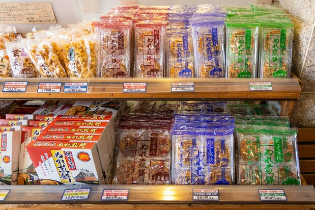 種類も豊富なぬれ煎餅。10枚入りで864円（税込み）と安くはないが、癖になる味でリピーターも多い