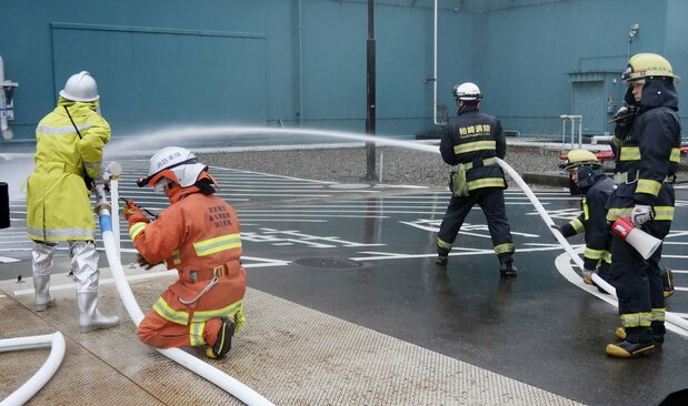 柏崎刈羽原発で行われた放水訓練(共同)