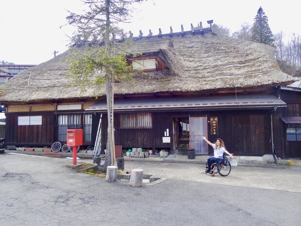涩谷家的老房子是当地为数不多的“兜造”茅草屋顶房,曾用于经营民宿(停业中。图片:涩谷真子)