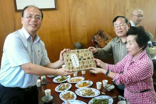 黄伯雄旗山区長（当時）のもてなしを受けた河内洋輔さん（右後方）、青野マスミさん（右手前）の湾生きょうだい（小田裕也さん撮影）