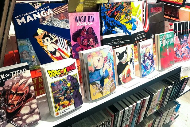 A New York City bookstore with an eye-catching manga display. (© Kasumi Abe)