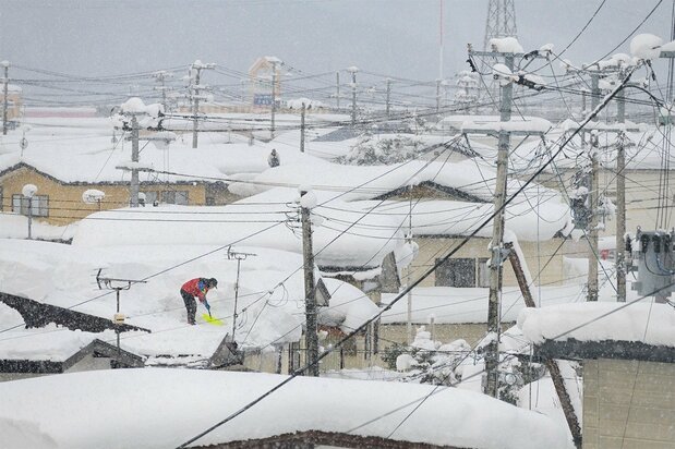 Les toits enneigés de la ville de Yuzawa, ville natale du Premier ministre Suga Yoshihide (© Pixta).