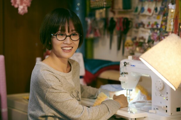 La protagonista, Machiko, una diseñadora de vestuario interpretada por Maeda Atsuko ©2022 Comité de Producción de Motto chōetsu shita tokoro e
