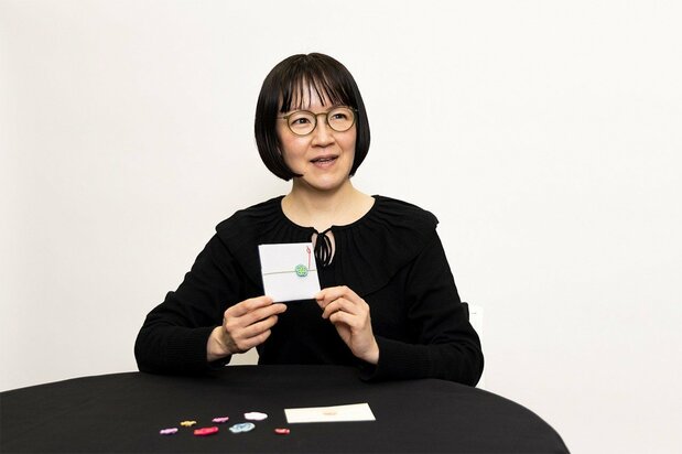 森田女士說：「只要將傳統的水引結繩設計成色彩繽紛的圖案，許多年輕人就會覺得可愛而購買。信封或禮金袋上只要加上水引做為裝飾，就可以傳達出贈送者的真實心意。」